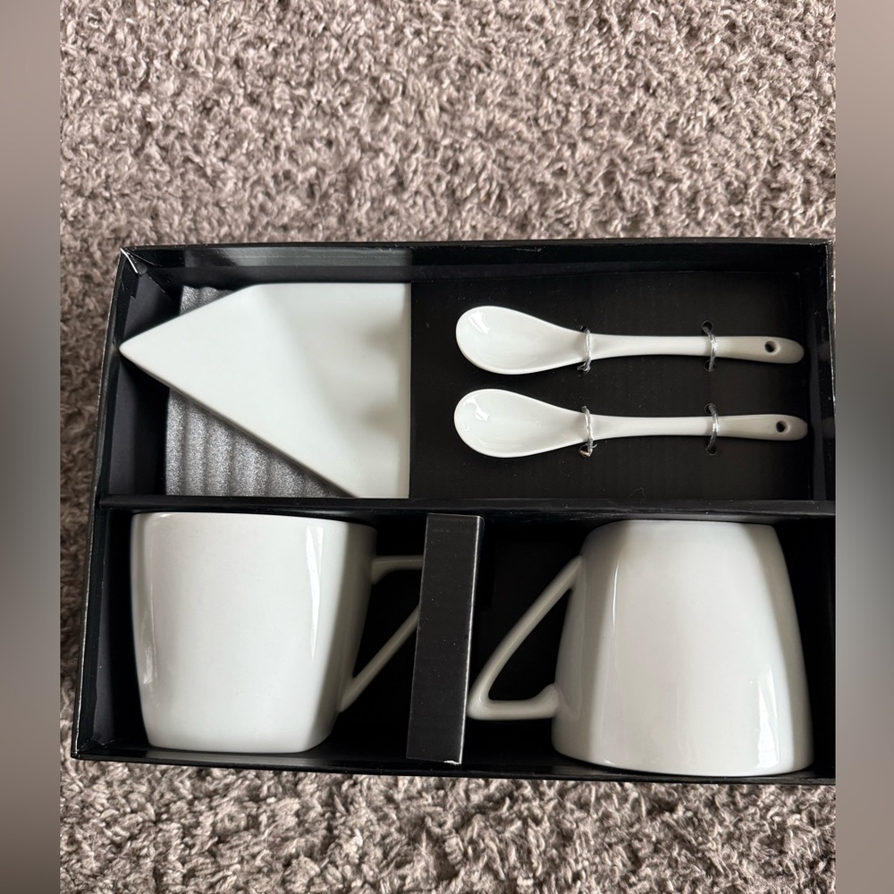 🏷️NIB Elegant White 6 piece Beverage Set